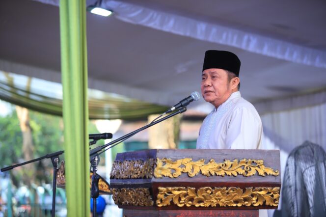 
Salat Idulfitri di Masjid Agung, Herman Deru Tekankan Nilai Kebersamaan dan Kepedulian