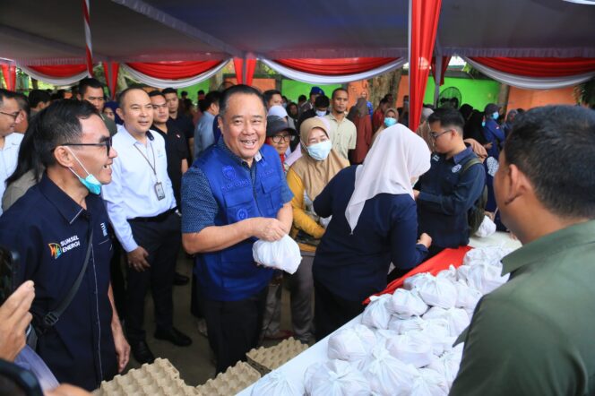 
Cik Ujang Buka Operasi Pasar Murah di Sukawinatan, Tekan Inflasi dan Jaga Daya Beli Masyarakat