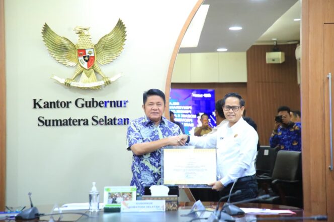 
Herman Deru Terima Sertifikat HPL Mozaik 5 dan 6, Dorong Percepatan Tata Ruang dan Digitalisasi Pertanahan