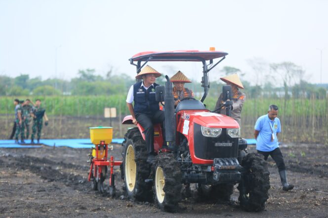 
Herman Deru Dampingi Kapolri Tanam Jagung Serentak di Ogan Ilir, Perkuat Komitmen Swasembada Pangan