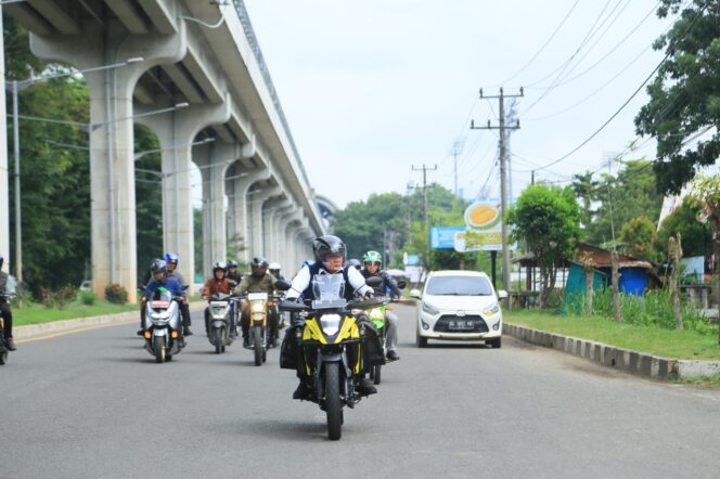 
Herman Deru Motoran ke Banyuasin, Tanam Padi, Safari Jumat, hingga Tinjau Kampung Wisata Al-Munawar