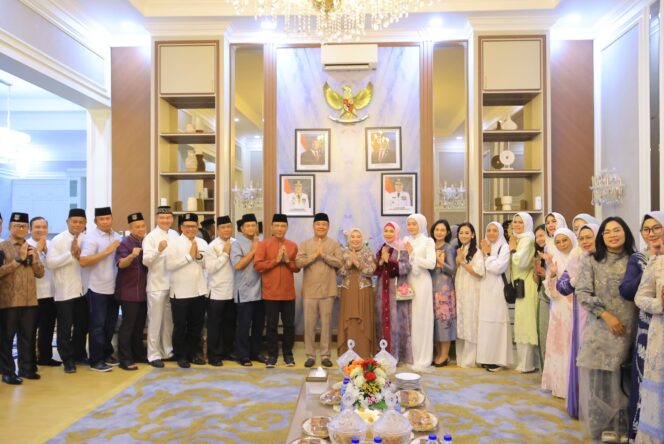 
Wagub Cik Ujang Gelar Open House Idulfitri, Pererat Silaturahmi dengan Masyarakat