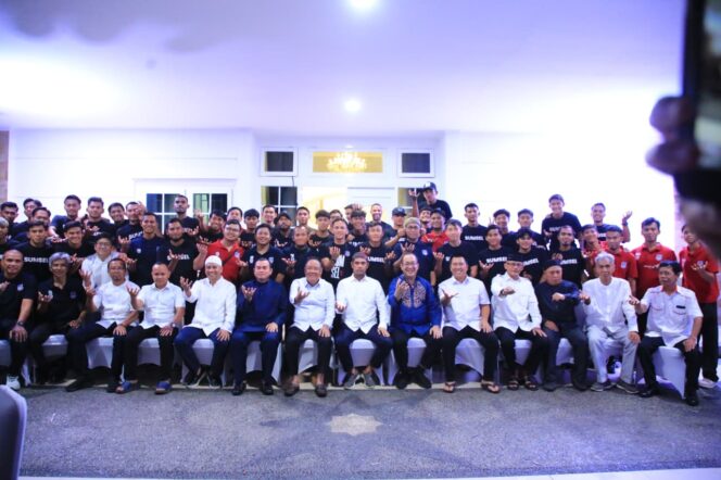 
Menuju Liga 1, Presiden Sumsel United Cik Ujang Pererat Silaturahmi Lewat Bukber Tim