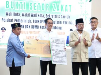 Wali Kota Palembang, Ratu Dewa, saat menyalurkan zakat, infak dan sedekah melalui Baznas Kota Palembang/ist.
