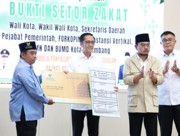 Wali Kota Palembang, Ratu Dewa, saat menyalurkan zakat, infak dan sedekah melalui Baznas Kota Palembang/ist.