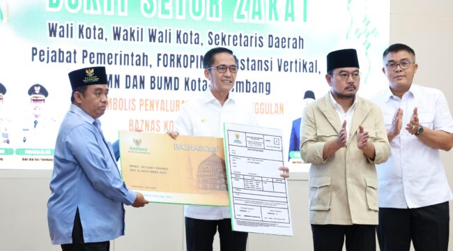 Wali Kota Palembang, Ratu Dewa, saat menyalurkan zakat, infak dan sedekah melalui Baznas Kota Palembang/ist.
