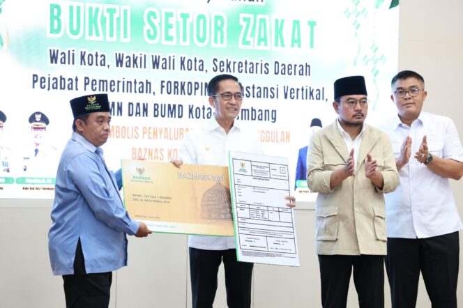 
Wali Kota Palembang, Ratu Dewa, saat menyalurkan zakat, infak dan sedekah melalui Baznas Kota Palembang/ist.
