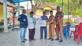 Warga Kecamatan Gandus saat menerima bantuan dari Baznas Palembang. Foto : Istimewa