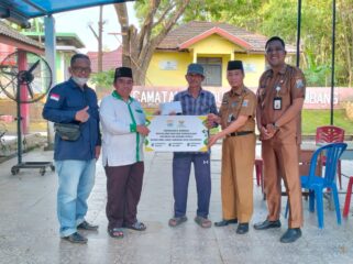 Warga Kecamatan Gandus saat menerima bantuan dari Baznas Palembang. Foto : Istimewa