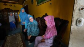 Ketua TP PKK Kota Palembang, Dewi Sastarani, saat melakukan kunjungan ke rumah warga/ist. 