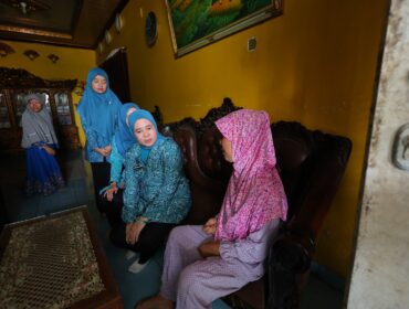 Ketua TP PKK Kota Palembang, Dewi Sastarani, saat melakukan kunjungan ke rumah warga/ist. 