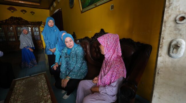 Ketua TP PKK Kota Palembang, Dewi Sastarani, saat melakukan kunjungan ke rumah warga/ist. 