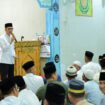 Wali Kota Palembang, Ratu Dewa saat mengunjungi Mushala Al-Falah yang berlokasi di Jalan Ki Atmaja, Kelurahan Sukamulya, Kecamatan Sematang Borang. Kamis, 12 Maret 2026/ist.
