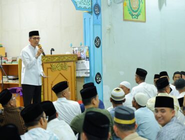Wali Kota Palembang, Ratu Dewa saat mengunjungi Mushala Al-Falah yang berlokasi di Jalan Ki Atmaja, Kelurahan Sukamulya, Kecamatan Sematang Borang. Kamis, 12 Maret 2026/ist.
