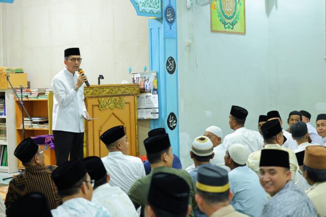 
Wali Kota Palembang, Ratu Dewa saat mengunjungi Mushala Al-Falah yang berlokasi di Jalan Ki Atmaja, Kelurahan Sukamulya, Kecamatan Sematang Borang. Kamis, 12 Maret 2026/ist.
