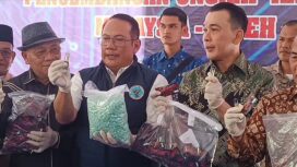 Kepala BNNP Sumsel, Hisar Siallagan, saat menunjukkan barang bukti pil ekstasi. Foto : Istimewa
