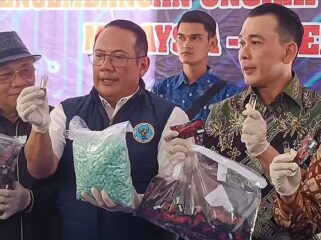 Kepala BNNP Sumsel, Hisar Siallagan, saat menunjukkan barang bukti pil ekstasi. Foto : Istimewa