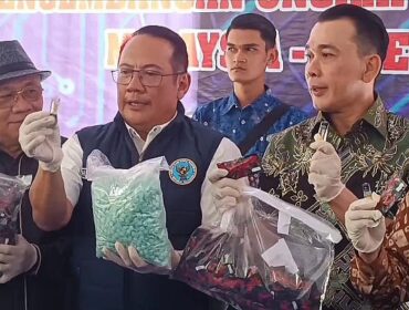 Kepala BNNP Sumsel, Hisar Siallagan, saat menunjukkan barang bukti pil ekstasi. Foto : Istimewa