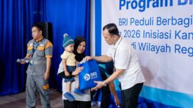 BRI Region4 Palembang menyalurkan bantuan paket sembako kepada masyarakat di sekitar kantor serta beberapa panti asuhan. Foto : Dok BRI