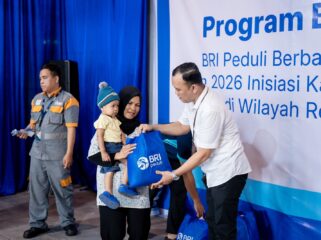 BRI Region4 Palembang menyalurkan bantuan paket sembako kepada masyarakat di sekitar kantor serta beberapa panti asuhan. Foto : Dok BRI