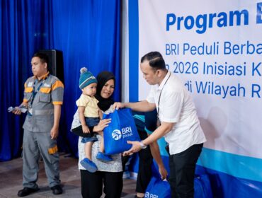 BRI Region4 Palembang menyalurkan bantuan paket sembako kepada masyarakat di sekitar kantor serta beberapa panti asuhan. Foto : Dok BRI