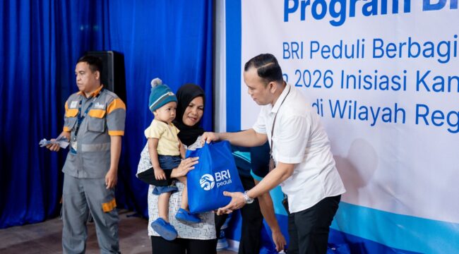 BRI Region4 Palembang menyalurkan bantuan paket sembako kepada masyarakat di sekitar kantor serta beberapa panti asuhan. Foto : Dok BRI