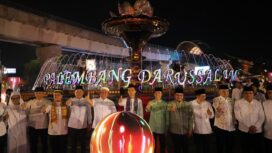 Cahaya lampu yang berpadu dengan pancuran air menandai kembali berfungsinya Bundaran Air Mancur (BAM) Tugu Cempako Telok Palembang Darussalam setelah melalui proses revitalisasi/ist.