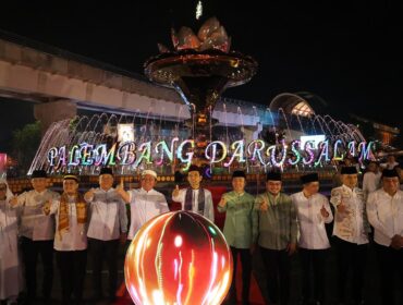 Cahaya lampu yang berpadu dengan pancuran air menandai kembali berfungsinya Bundaran Air Mancur (BAM) Tugu Cempako Telok Palembang Darussalam setelah melalui proses revitalisasi/ist.