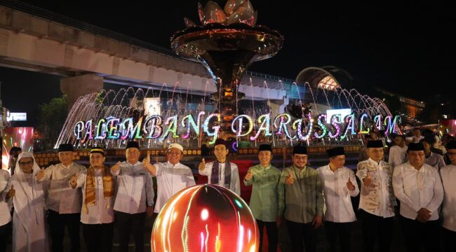 Cahaya lampu yang berpadu dengan pancuran air menandai kembali berfungsinya Bundaran Air Mancur (BAM) Tugu Cempako Telok Palembang Darussalam setelah melalui proses revitalisasi/ist.
