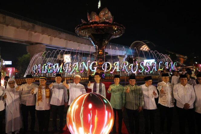 
Cahaya lampu yang berpadu dengan pancuran air menandai kembali berfungsinya Bundaran Air Mancur (BAM) Tugu Cempako Telok Palembang Darussalam setelah melalui proses revitalisasi/ist.
