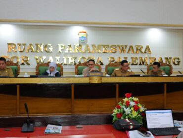 Wali Kota Palembang, Ratu Dewa, saat memimpin rapat evaluasi lanjutan terkait verifikasi data penerima bantuan serta sosialisasi teknis pelaksanaan BSPS di Palembang, Senin, 16 Maret 2026/ist.