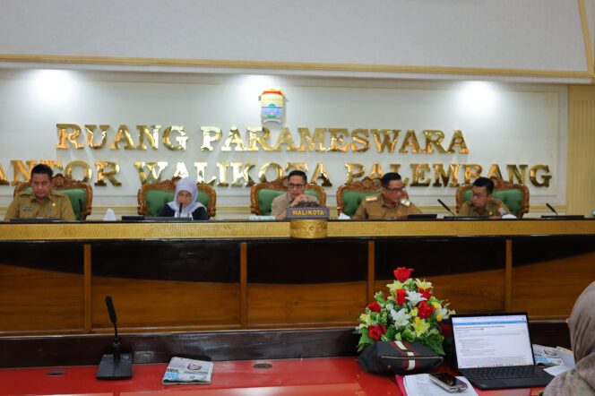 
Wali Kota Palembang, Ratu Dewa, saat memimpin rapat evaluasi lanjutan terkait verifikasi data penerima bantuan serta sosialisasi teknis pelaksanaan BSPS di Palembang, Senin, 16 Maret 2026/ist. 