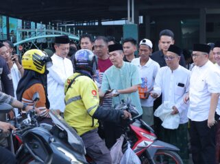 Wali Kota Palembang Ratu Dewa hadir langsung di tengah masyarakat untuk membagikan takjil dalam kegiatan “Berbagi Takjil Berkah Ramadan” yang diinisiasi Lazisnu PWNU Sumsel pada Selasa, 17 Maret 2026/ist. 