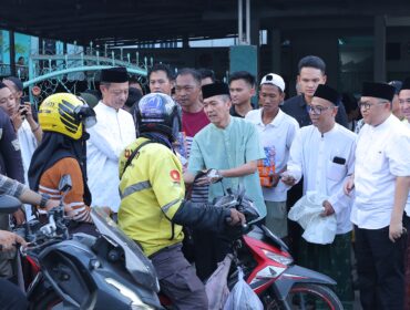 Wali Kota Palembang Ratu Dewa hadir langsung di tengah masyarakat untuk membagikan takjil dalam kegiatan “Berbagi Takjil Berkah Ramadan” yang diinisiasi Lazisnu PWNU Sumsel pada Selasa, 17 Maret 2026/ist. 