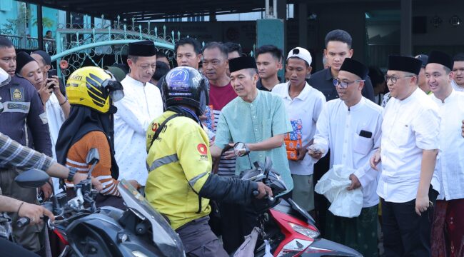 Wali Kota Palembang Ratu Dewa hadir langsung di tengah masyarakat untuk membagikan takjil dalam kegiatan “Berbagi Takjil Berkah Ramadan” yang diinisiasi Lazisnu PWNU Sumsel pada Selasa, 17 Maret 2026/ist. 