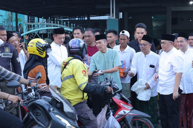 
Wali Kota Palembang Ratu Dewa hadir langsung di tengah masyarakat untuk membagikan takjil dalam kegiatan “Berbagi Takjil Berkah Ramadan” yang diinisiasi Lazisnu PWNU Sumsel pada Selasa, 17 Maret 2026/ist. 