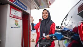 Petugas saat mengisi BBM di kendaraan pemudik. Foto : Patra Niaga