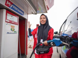 Petugas saat mengisi BBM di kendaraan pemudik. Foto : Patra Niaga