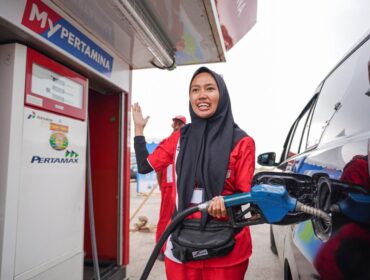 Petugas saat mengisi BBM di kendaraan pemudik. Foto : Patra Niaga