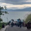 Suasana saat Bus yang membawa rombongan pengantin terbalik di Danau Ranau. Foto : Istimewa