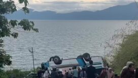 Suasana saat Bus yang membawa rombongan pengantin terbalik di Danau Ranau. Foto : Istimewa