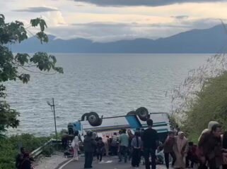 Suasana saat Bus yang membawa rombongan pengantin terbalik di Danau Ranau. Foto : Istimewa