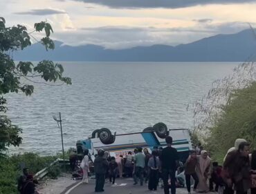 Suasana saat Bus yang membawa rombongan pengantin terbalik di Danau Ranau. Foto : Istimewa