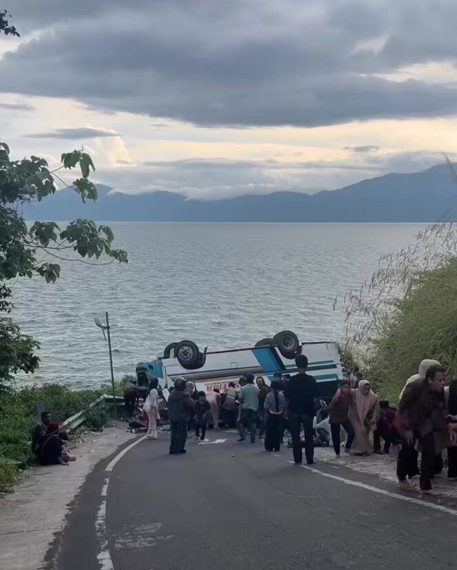 
Suasana saat Bus yang membawa rombongan pengantin terbalik di Danau Ranau. Foto : Istimewa