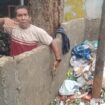Warga saat menunjukkan lokasi bayi yang baru lahir sudah tidak bernyawa di tempat sampah. Foto : Jefri/Urban Id
