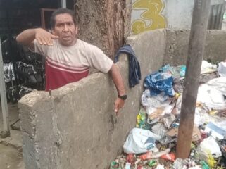 Warga saat menunjukkan lokasi bayi yang baru lahir sudah tidak bernyawa di tempat sampah. Foto : Jefri/Urban Id