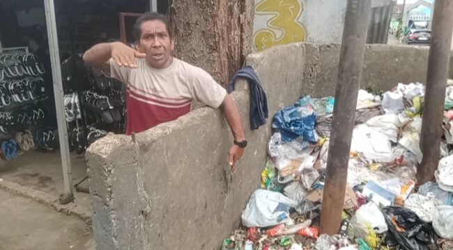 Warga saat menunjukkan lokasi bayi yang baru lahir sudah tidak bernyawa di tempat sampah. Foto : Jefri/Urban Id