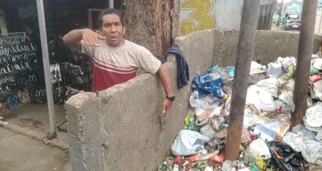 
Warga saat menunjukkan lokasi bayi yang baru lahir sudah tidak bernyawa di tempat sampah. Foto : Jefri/Urban Id