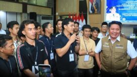 Gubernur Sumsel Herman Deru saat menerima para korban yang sebelumnya terjebak di Kamboja. Foto : Humas Pemprov Sumsel