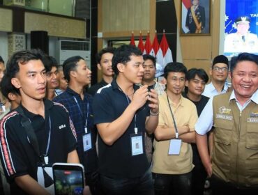Gubernur Sumsel Herman Deru saat menerima para korban yang sebelumnya terjebak di Kamboja. Foto : Humas Pemprov Sumsel
